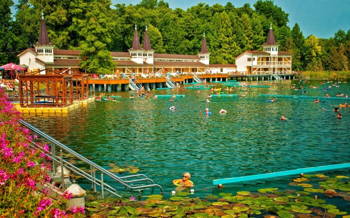 Hévíz jen 7 km od Balatonu: Pobyt v Park Hotelu *** s polopenzí a vstupem do přírodního termálního jezera