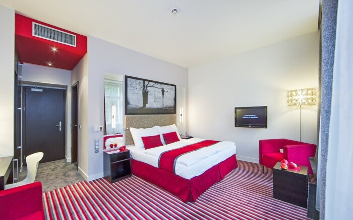 Praha přímo v centru u Petřínské rozhledny v Red&Blue Design Hotelu **** se snídaněmi formou bufetu a vínem