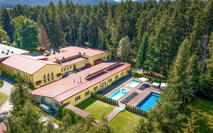 Vysoké Tatry vo Family Resorte Lučivná s polpenziou, vonkajšími bazénmi a wellness centrom + animačný program