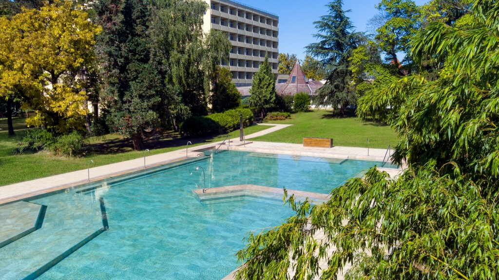 Bazén a záhrada, Hunguest Hotel Helios Hévíz ****, Hévíz, Balaton, Maďarsko
