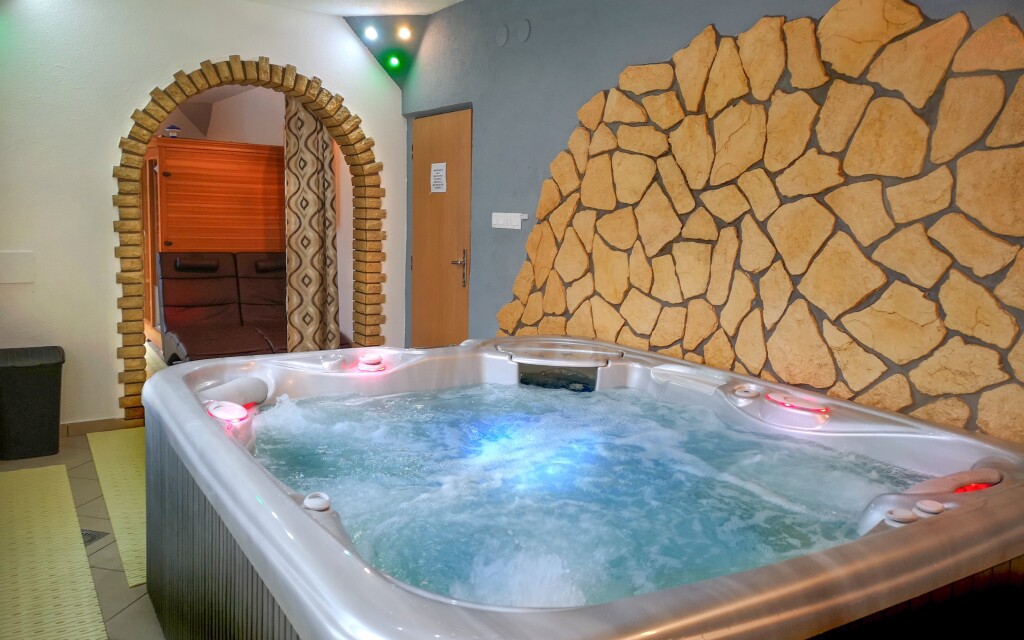 Ve wellness centru najdete vířivku a saunu