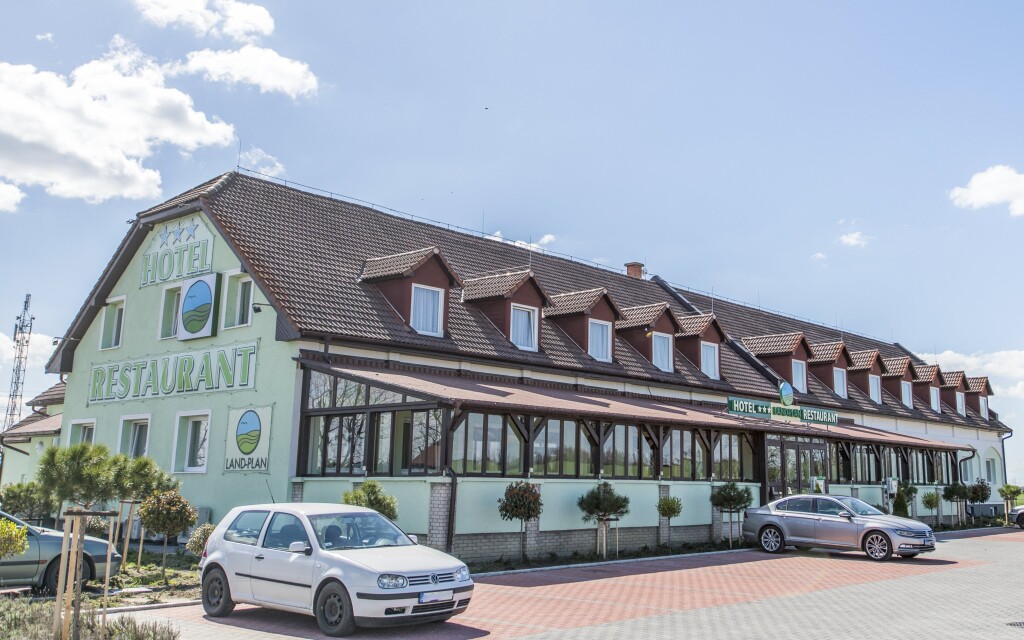 Land Plan Hotel *** leží jen 8 km od Györu