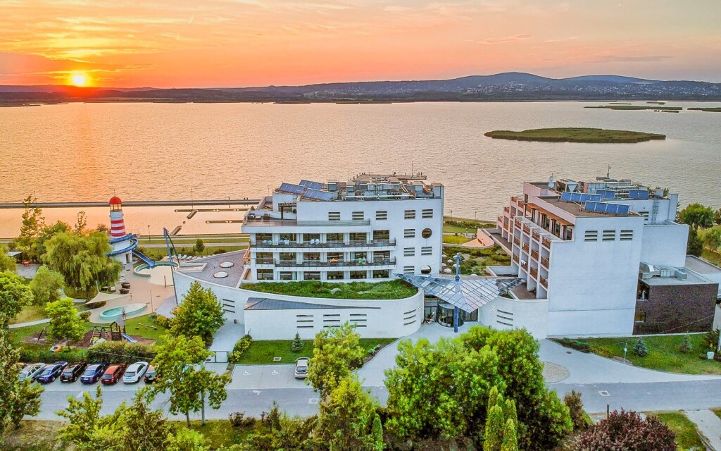 Vital Hotel Nautis ****superior u jezera Velence, Maďarsko