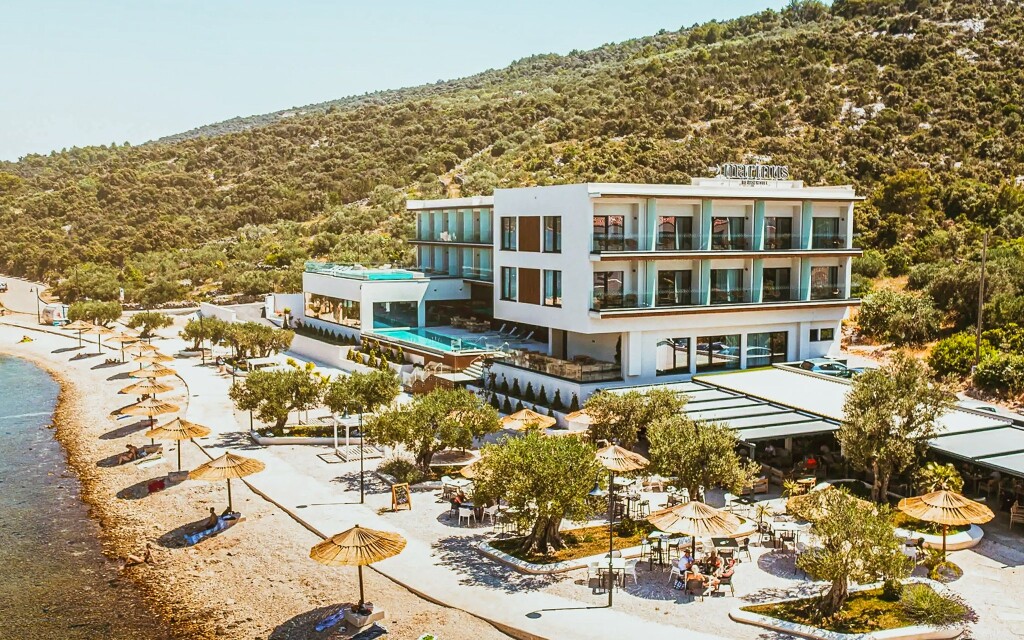  Közép-Dalmácia: Tengerparti üdülés a Marinus Beach Hotel ****-ben reggelivel, medencével és napozóágyakkal akciós termékkép 1