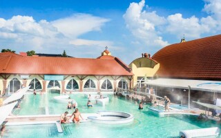 Užijte si areál plný bazénů s termální vodou a atrakcemi