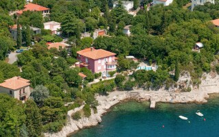 Villa Dora je obklopená záhradou a má vlastný bazén