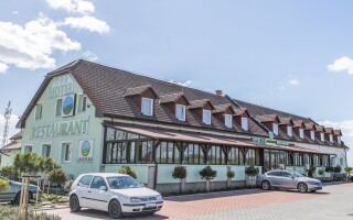 Land Plan Hotel *** leží jen 8 km od Györu
