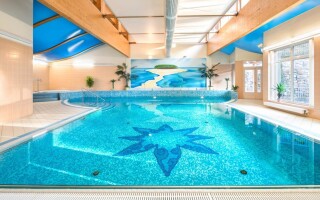 Těšte se neomezený vstup do bazénu, Interhotel Central ****