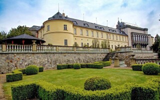 Zámecký hotel Zbiroh je obklopený zelení