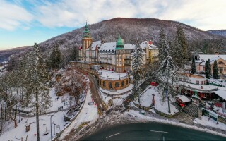 Zámek Palota a jezero Hámori