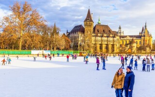 Naproti hotelu se rozprostírá park s hradem Vajdahunyad