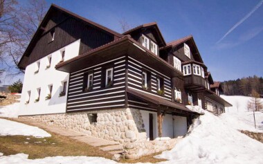 Krkonoše: Pobyt v Chatě pod Lipami s polopenzí, možností rybolovu a slevou na saunu + dětské hřiště a zahrada