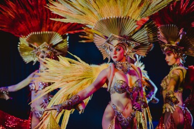 Moulin Rouge Párizs: Belépő a legendás Féerie kabaréműsorra + pezsgő és prémium szállás