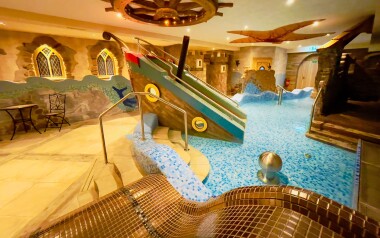 Vysočina: Hotel Podlesí *** s polopenzí a bazénem + vstup do wellness (vířivky, sauny) a Pohádkové vesničky