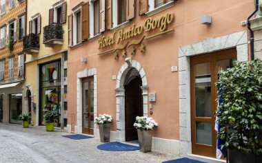 Letovisko Riva del Garda u jezera a památek v elegantním Hotelu Antico Borgo **** se snídaní nebo polopenzí