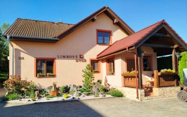 Vysoké Tatry a NP Slovenský ráj: Vrbov v Penzionu Limbový dvor se snídaní a vstupem do termálních lázní + víno