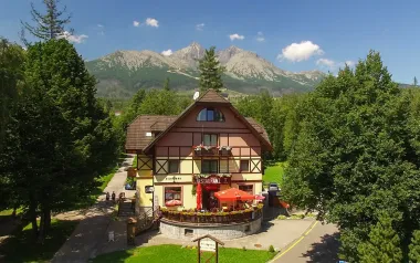 Vysoké Tatry: Tatranská Lomnica pri bobovej dráhe a atrakciách vo Vile Park *** s raňajkami + 2 sauny a zľavy