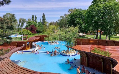 Komárom: Kikapcsolódás a Thermál Apartmanházban, reggelivel és korlátlan belépővel a Brigetio Gyógyfürdőbe