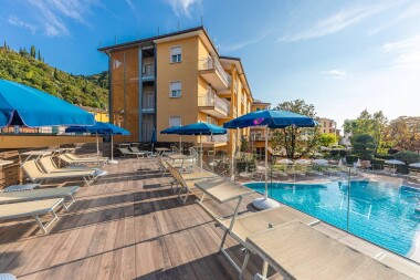 Pobyt plný slunce a odpočinku 200 m od Lago di Garda: Hotel Bisesti *** s polopenzí a bazénem + výlet lodí