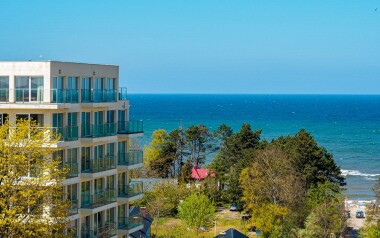 Baltské moře 500 m od pláže v Resortu Król Plaza Spa & Wellness s polopenzí a neomezeným bazénem + 3 sauny