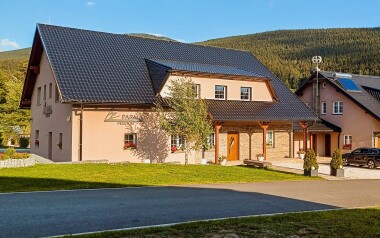 Dovolená v srdci Jeseníků: Ostružná v Penzionu Parma se snídaní či polopenzí + víno a 20% sleva na vířivý sud