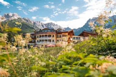 Región Hochkönig: Maria Alm v 4* Hoteli & SPA Urslauerhof s raňajkami alebo polpenziou a wellness (750 m²)