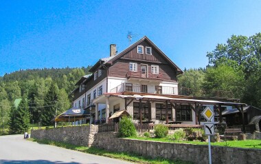 Orlické hory na úpatí Velké Deštné v Hotelu Orlice *** se snídaní či polopenzí + kulečník, šipky a hřiště