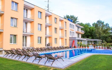 Pihenés Pöstyén közelében a Hotel Korekt ***-ben félpanzióval, kültéri medencékkel és parkolással