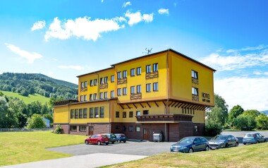 Pobyt v srdci Jeseníků: Hotel Zlatý Chlum *** se snídaní/polopenzí, privátním wellness a drinkem + dítě zdarma