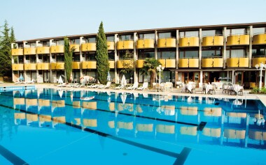 Letovisko Garda u jezera a blízko zábavních parků: Hotel Palme Complex *** s polopenzí a venkovním bazénem