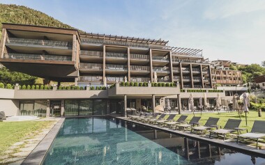 Wellness Brixen közelében a 4* Hotel Molaris Lodgesban félpanziós ellátással medencékkel