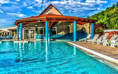Užijte si koupání v bazénech s termální vodou přímo v hotelu