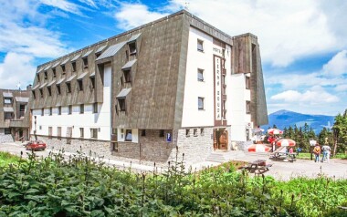 Hotel Černá Bouda *** stojí na vrcholu Černé hory