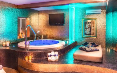 Odpočiňte si v luxusním wellness s vířivkou a saunou