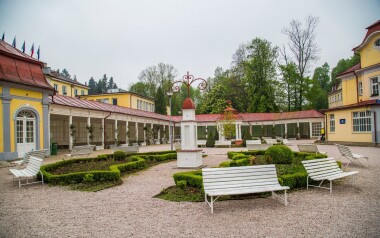 Projděte se po lázeňské kolonádě a ochutnejte místní prameny