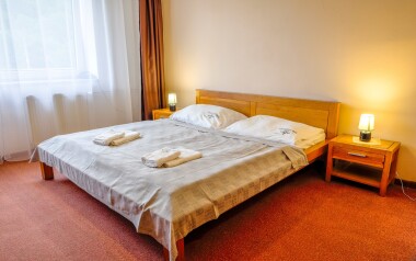Pokoje hotelu jsou útulně vybaveny