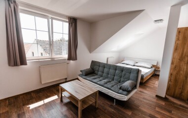 Ubytujte se v stylových pokojích s dřevěným nábytkem