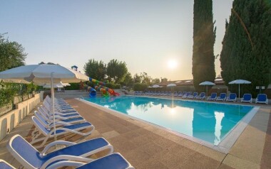 Nyaralás a Garda-tónál a Camping Fontanelle **** üdülőhelyen félpanzióval és szabadtéri medencével