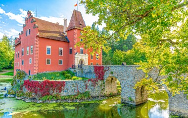 Krásný zámek Červená Lhota, kde se natáčela Zlatovláska