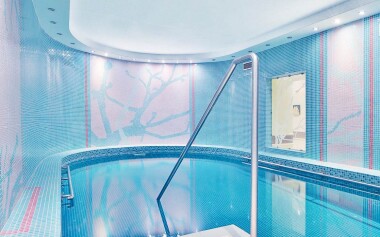Ve wellness vás čeká bazén, sauna i procedury