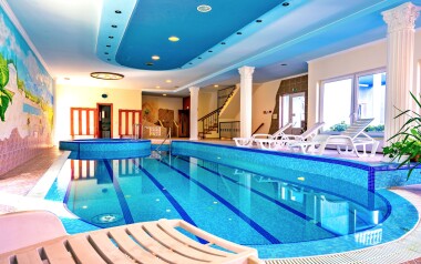Těšte se na wellness s bazénem, vířivkou a saunou