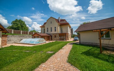 Bungalovy a zahrada s bazénem, Hostinec U Rybníka u Jičína