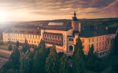 Zámecký hotel Zbiroh je obklopený zelení