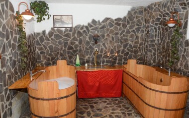 Užijte si pivní koupel ve dřevěných sudech