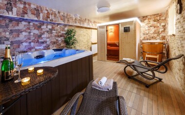 Užijte si wellness s vířivkou a saunou