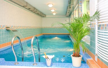 Bazén s protiproudem, Spa Hotel Schlosspark ****