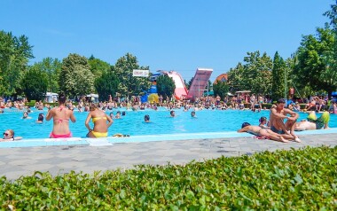 Termální koupaliště Bogács je s areálem hotelu propojené