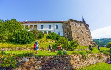 Penzion leží u hradu a zámku Velhartice