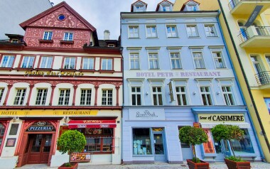 Hotel Petr *** najdete v centru Karlových Varů, kolonáda