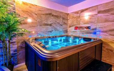 Dopřejte si relaxaci v privátním wellness, vířivka